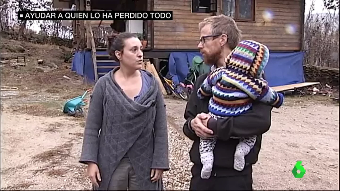 Elena, Harry y uno de sus hijos; lo han perdido todo por los incendios Elena, Harry y uno de sus hijos; lo han perdido todo por los incendios