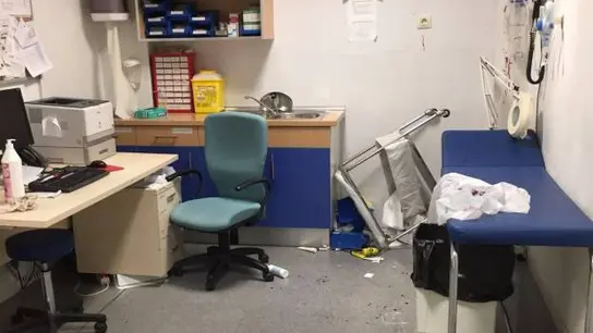Consulta destrozada Así quedó la consulta del centro sanitario de El Casar