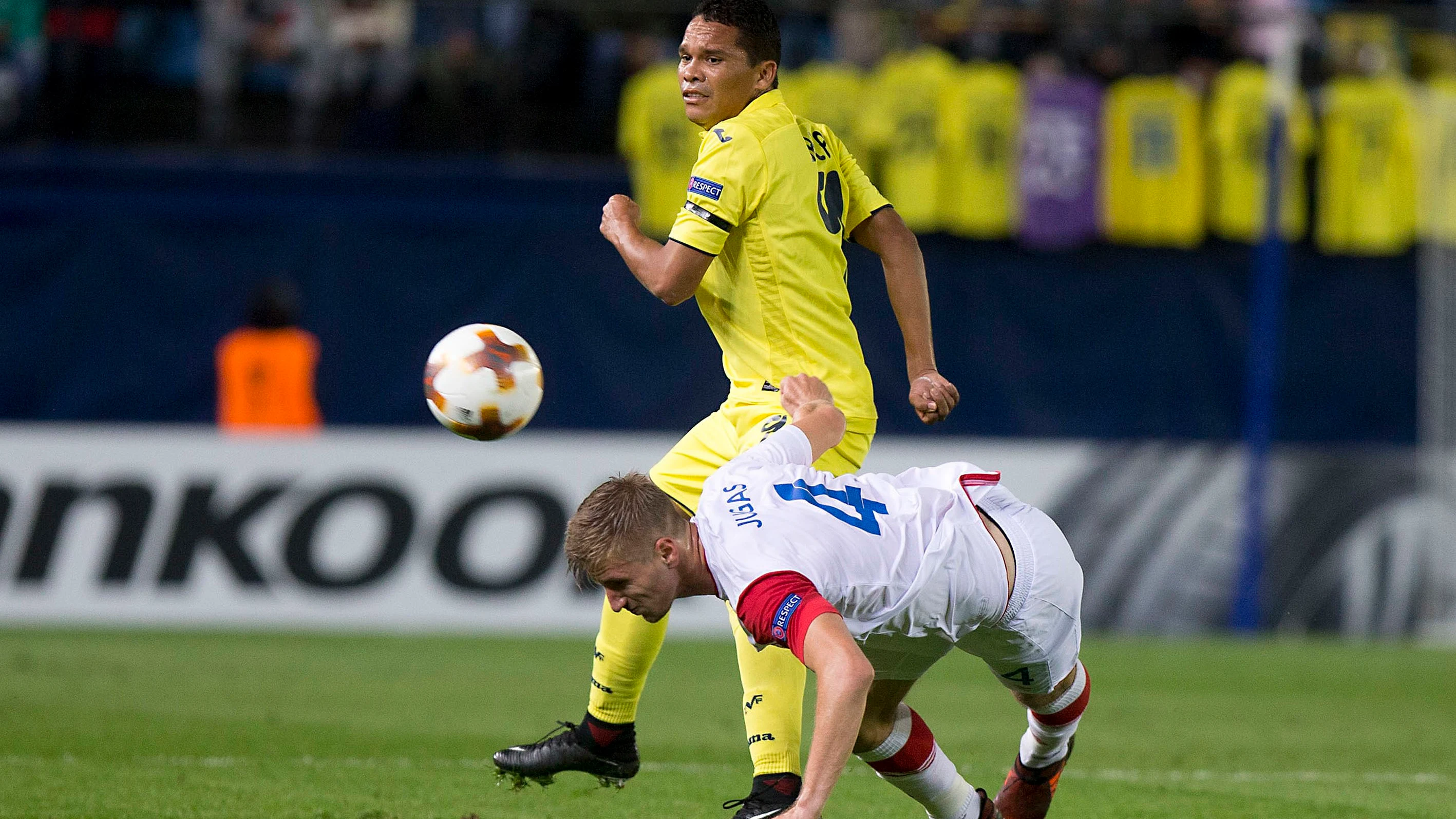 Carlos Bacca pelea por un balón con Jakub Jugas