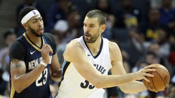 Marc Gasol protege el balón ante la defensa de Anthony Davis