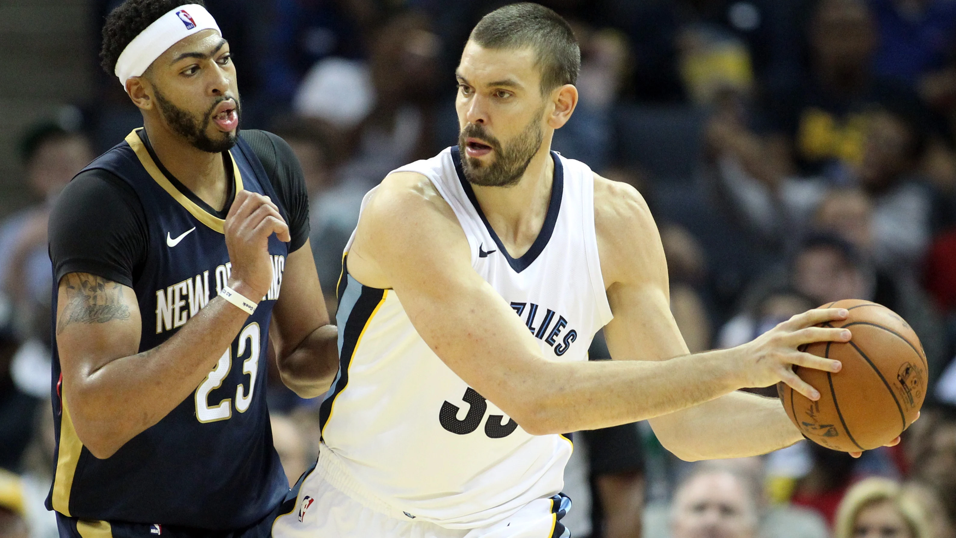 Marc Gasol protege el balón ante la defensa de Anthony Davis