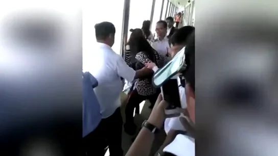 Trabajadores de un crucero consiguen detener a una mujer que quería lanzarse al agua tras caérsele su móvil Trabajadores de un crucero consiguen detener a una mujer que quería lanzarse al agua tras caérsele su móvil
