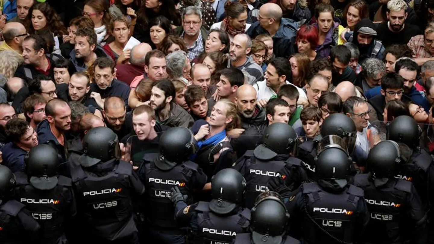 Agentes antidisturbios de la Policía Nacional forman un cordón de seguridad en los alrededores del colegio Ramón Llull de Barcelona Agentes antidisturbios de la Policía Nacional forman un cordón de seguridad en los alrededores del colegio Ramón Llull de Barcelona
