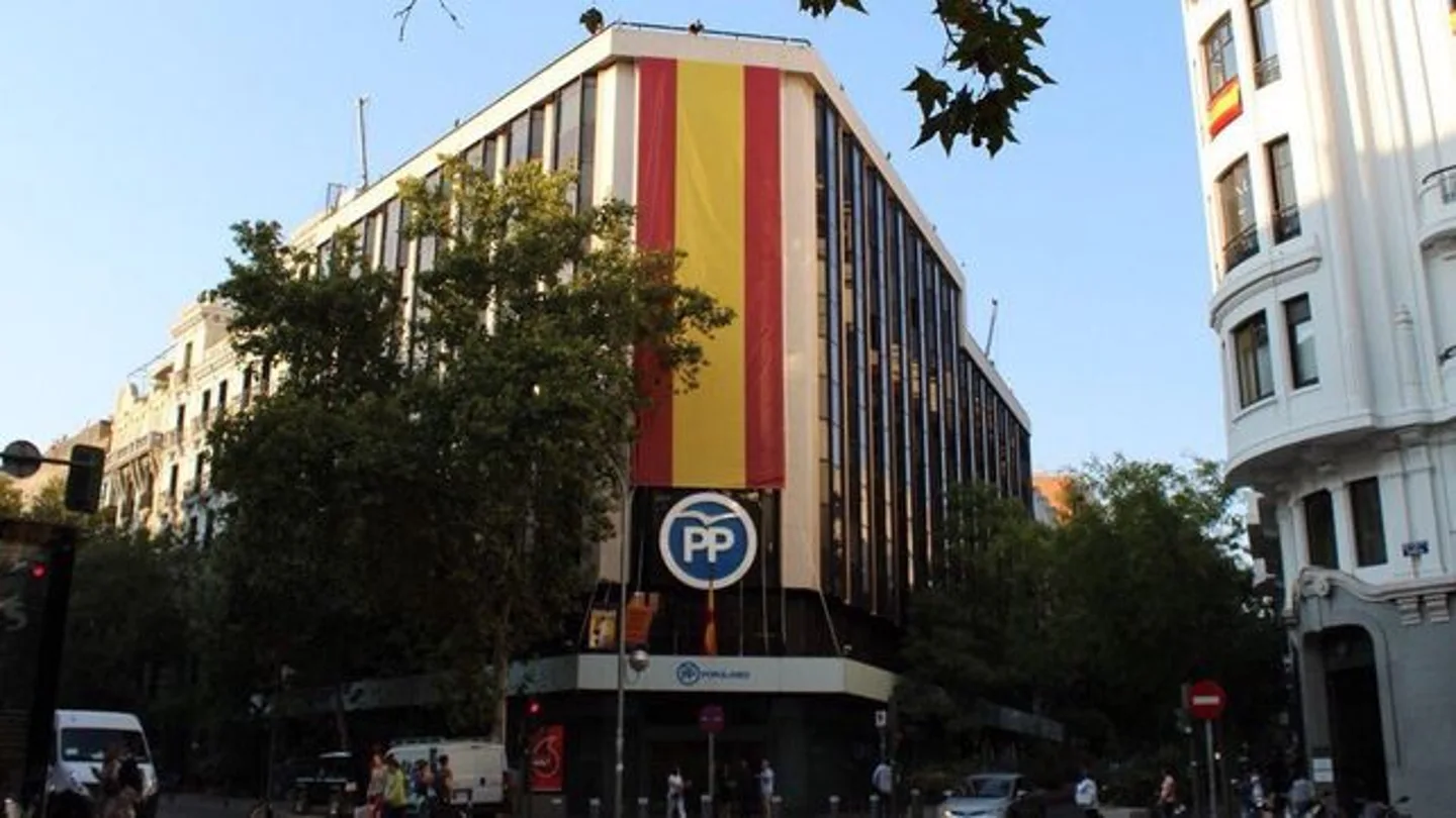 El PP despliega una bandera de España en la fachada de Génova El PP despliega una bandera de España en la fachada de Génova