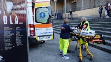Servicios de Emergencias frente a la basílica en la que ha muerto un turista español