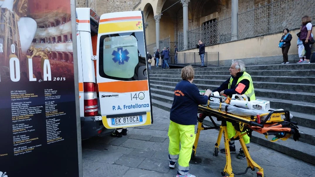 Servicios de Emergencias frente a la basílica en la que ha muerto un turista español