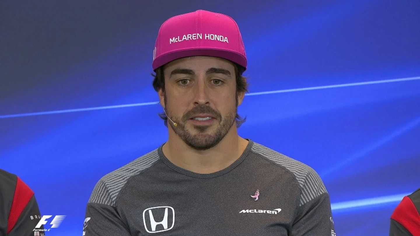 Fernando Alonso, con gorra rosa en la rueda de prensa Fernando Alonso, con gorra rosa en la rueda de prensa