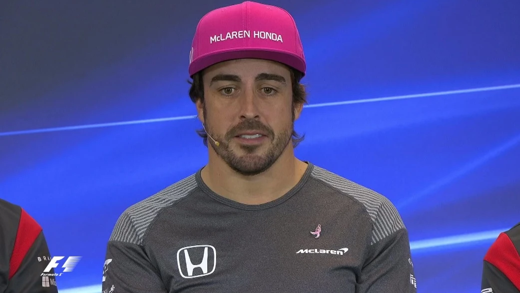 Fernando Alonso, con gorra rosa en la rueda de prensa