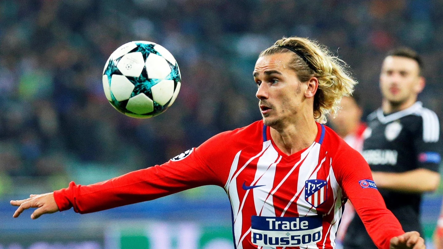 Griezmann intenta controlar el balón en un partido con el Atlético Griezmann intenta controlar el balón en un partido con el Atlético