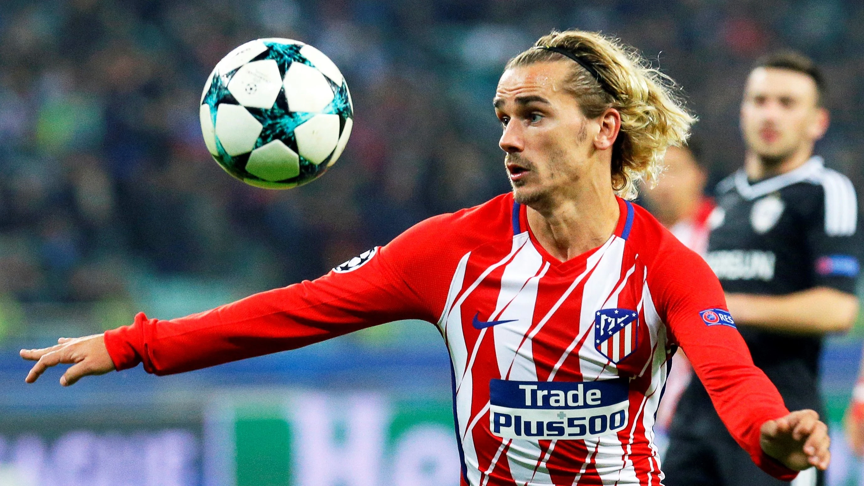 Griezmann intenta controlar el balón en un partido con el Atlético