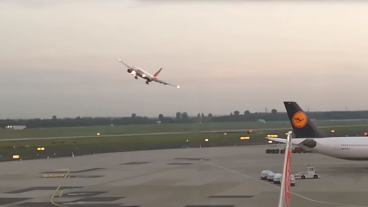 Un avi&oacute;n de Air Berlin gira hacia la izquierda antes de aterrizar