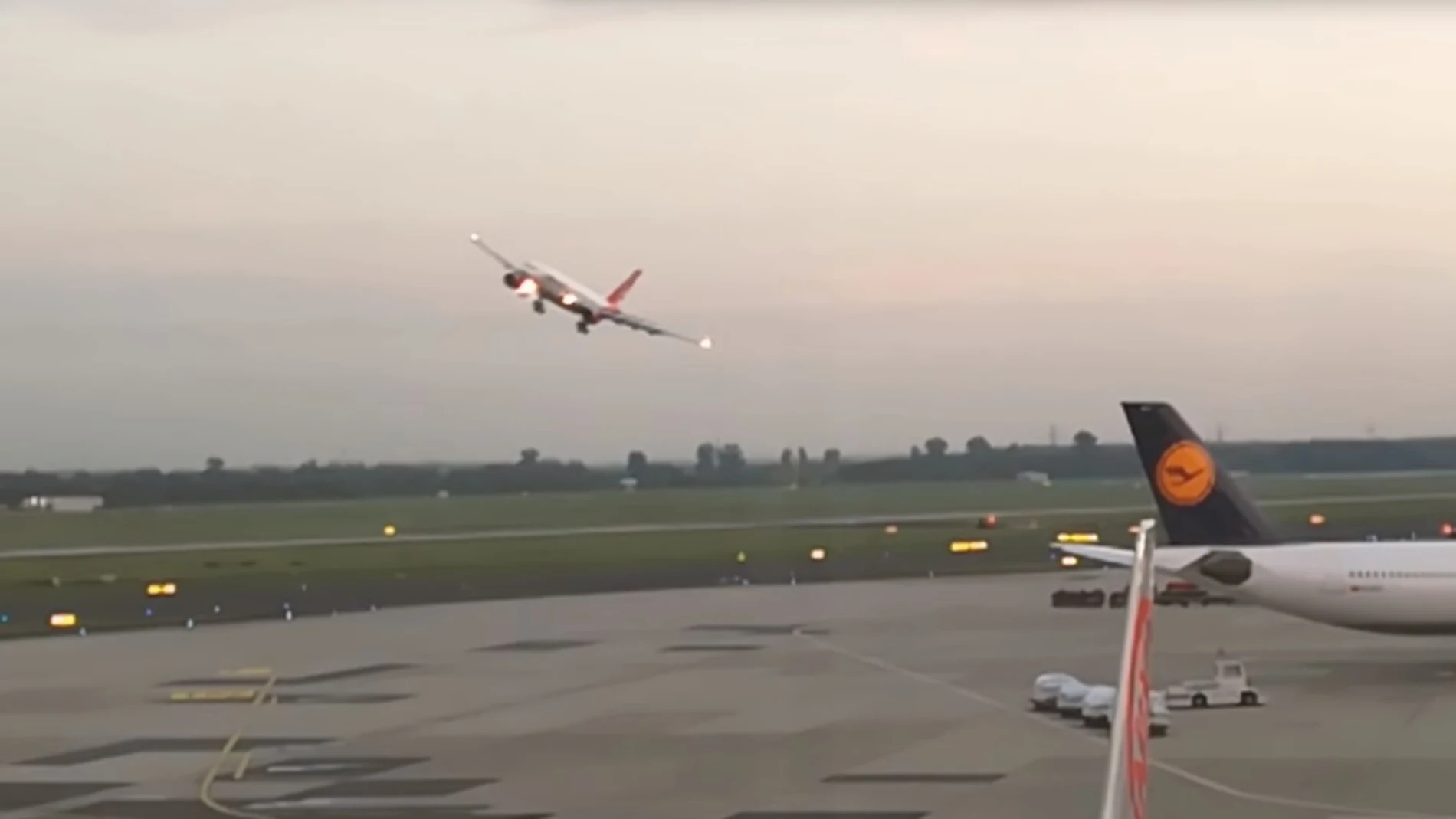 Un avión de Air Berlin gira hacia la izquierda antes de aterrizar