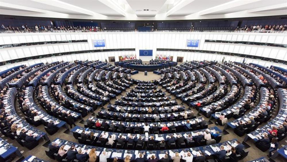 Miembros del Parlamento Europeo votan durante una sesión (Archivo)