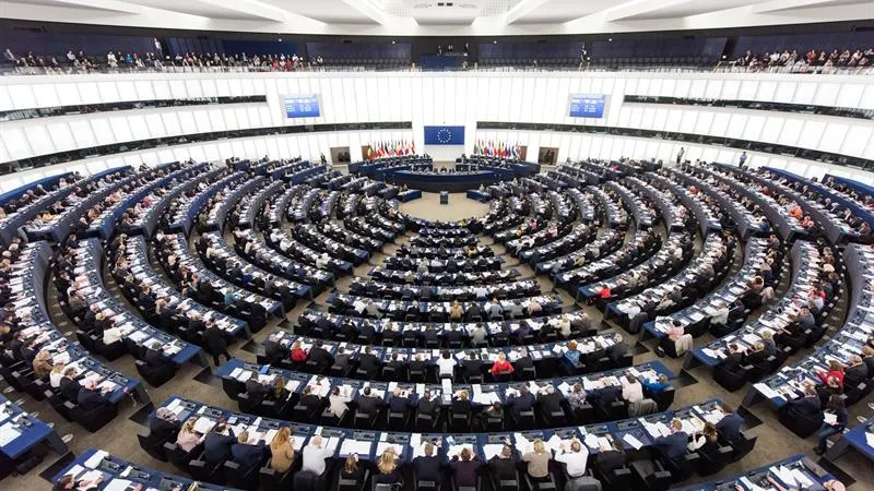 Miembros del Parlamento Europeo votan durante una sesión (Archivo)