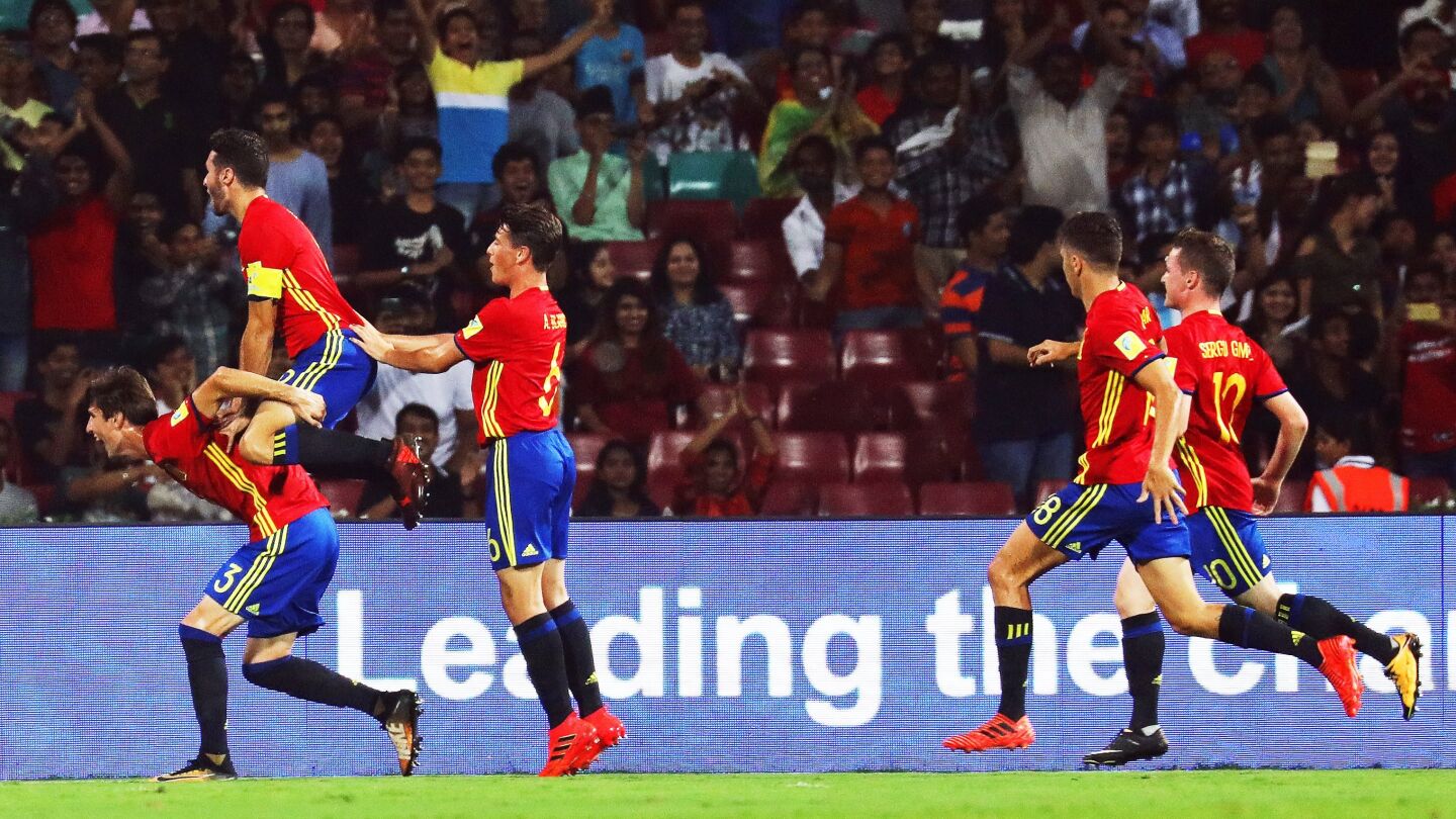 Los jugadores de la selecci&oacute;n espa&ntilde;ola Sub-17 celebran un gol