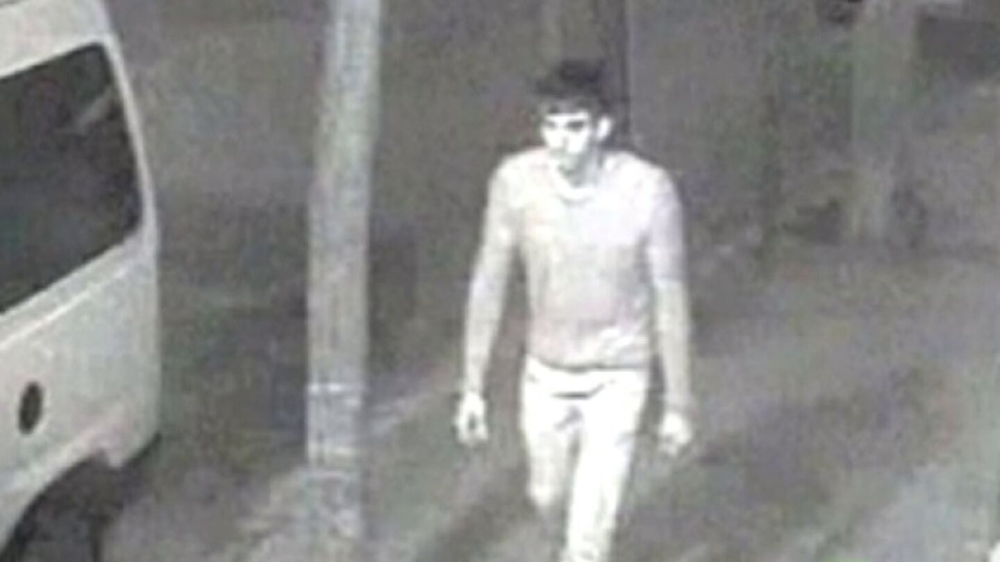 Imagen del violador del c&uacute;ter caminando por la calle (Archivo)