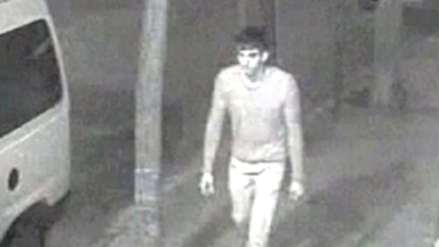 Imagen del violador del cúter caminando por la calle (Archivo) Imagen del violador del cúter caminando por la calle (Archivo)