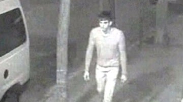 Imagen del violador del cúter caminando por la calle (Archivo)