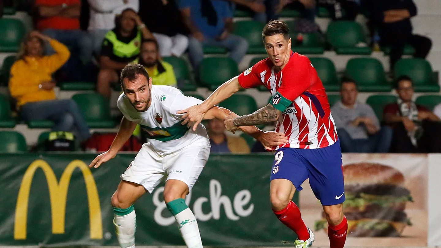 Fernando Torres pelea por un balón ante el Elche Fernando Torres pelea por un balón ante el Elche
