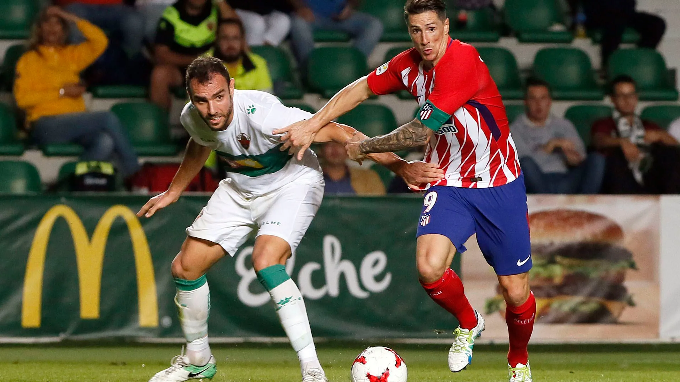 Fernando Torres pelea por un balón ante el Elche