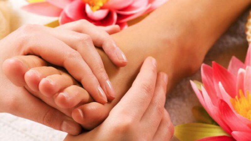 La importancia de masajearte los pies todos los días antes de dormir