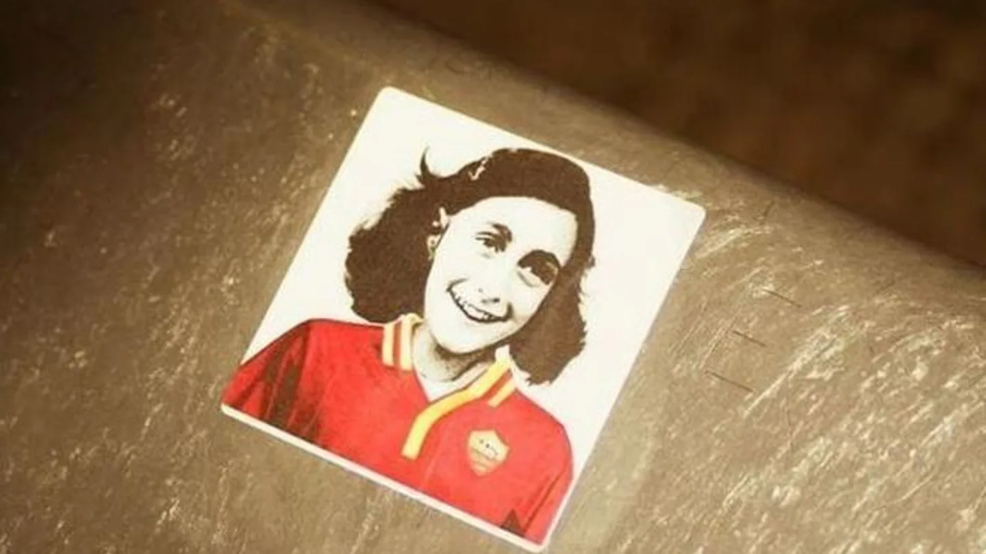 Pegatina de Ana Frank en el Estadio Olímpico de Roma Pegatina de Ana Frank en el Estadio Olímpico de Roma