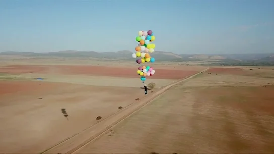 Un hombre sobrevuela Johannesburgo impulsado por 100 globos de helio Un hombre sobrevuela Johannesburgo impulsado por 100 globos de helio