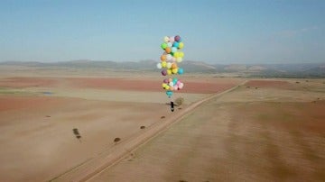Un hombre sobrevuela Johannesburgo impulsado por 100 globos de helio
