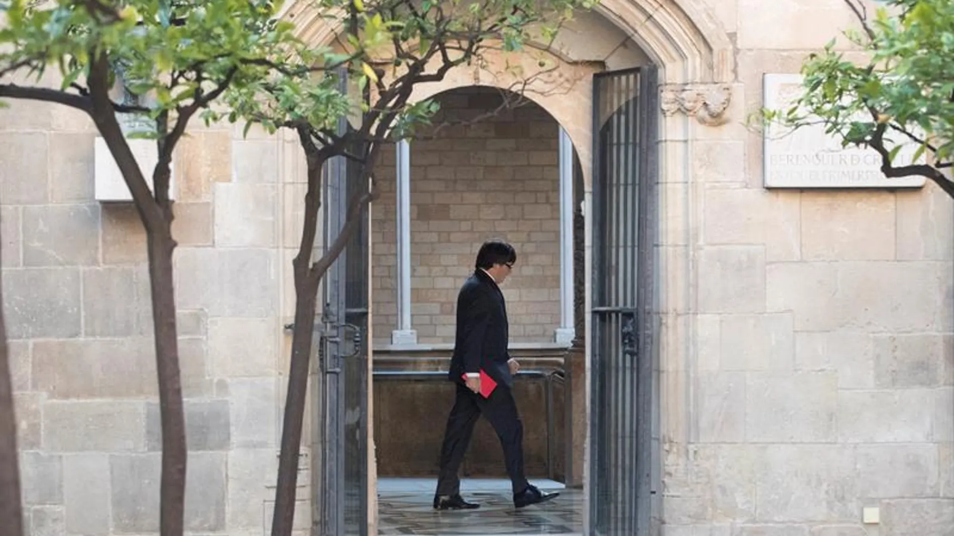El presidente de la Generalitat, Carles Puigdemont, se dirige a su despacho