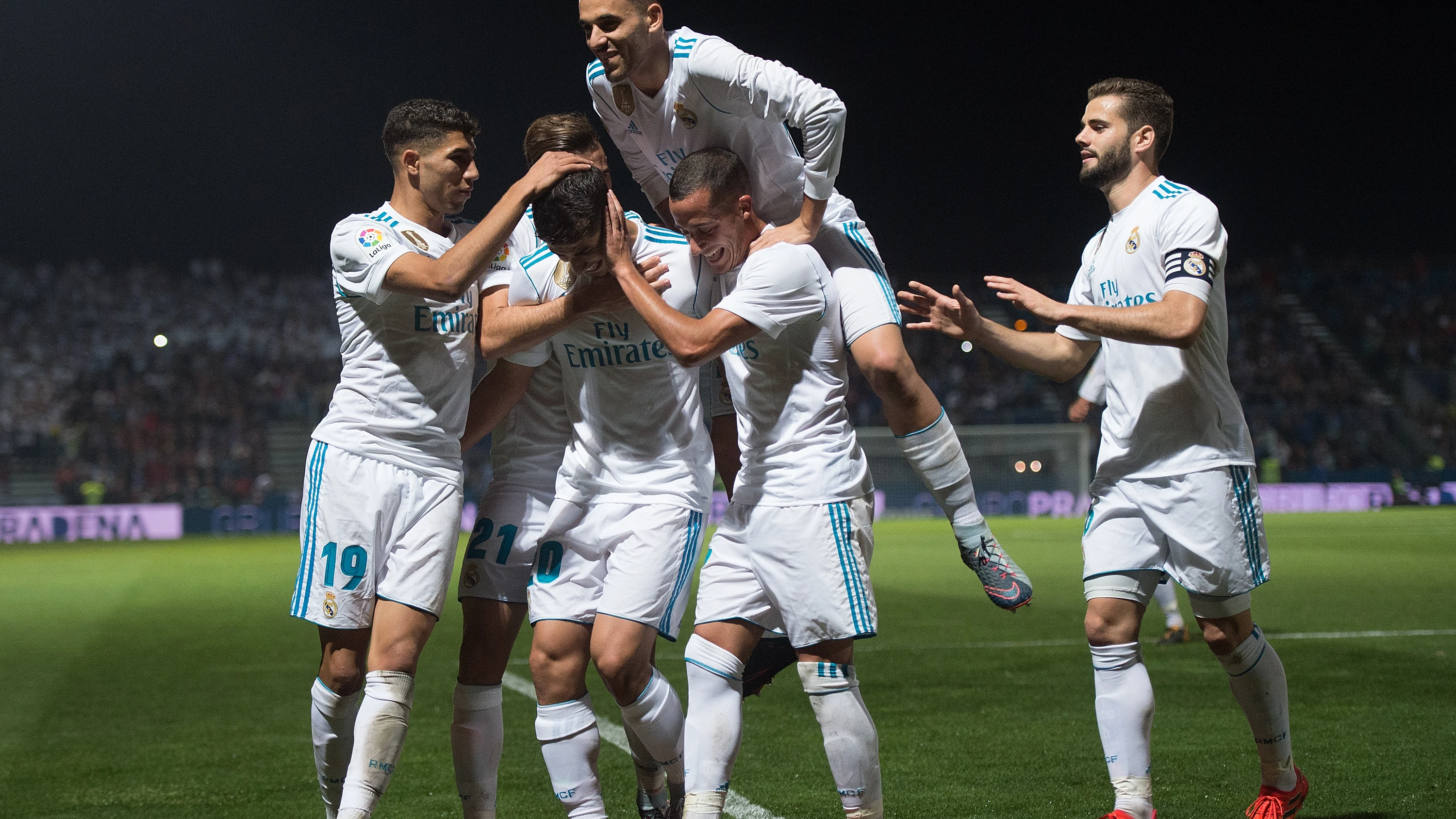 Los jugadores del Real Madrid celebran un gol