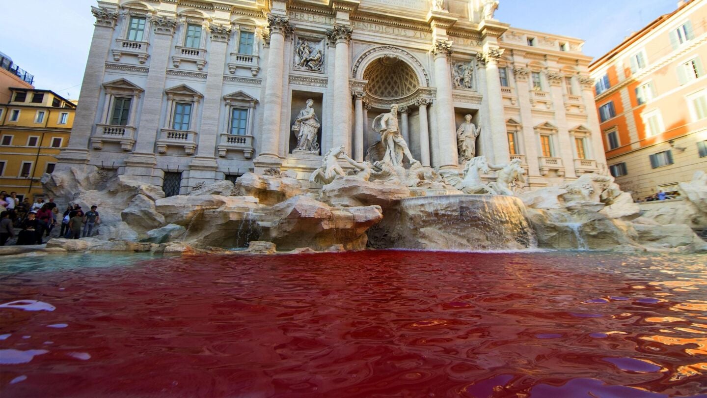 La Fontana di Trevi te&ntilde;ida de rojo