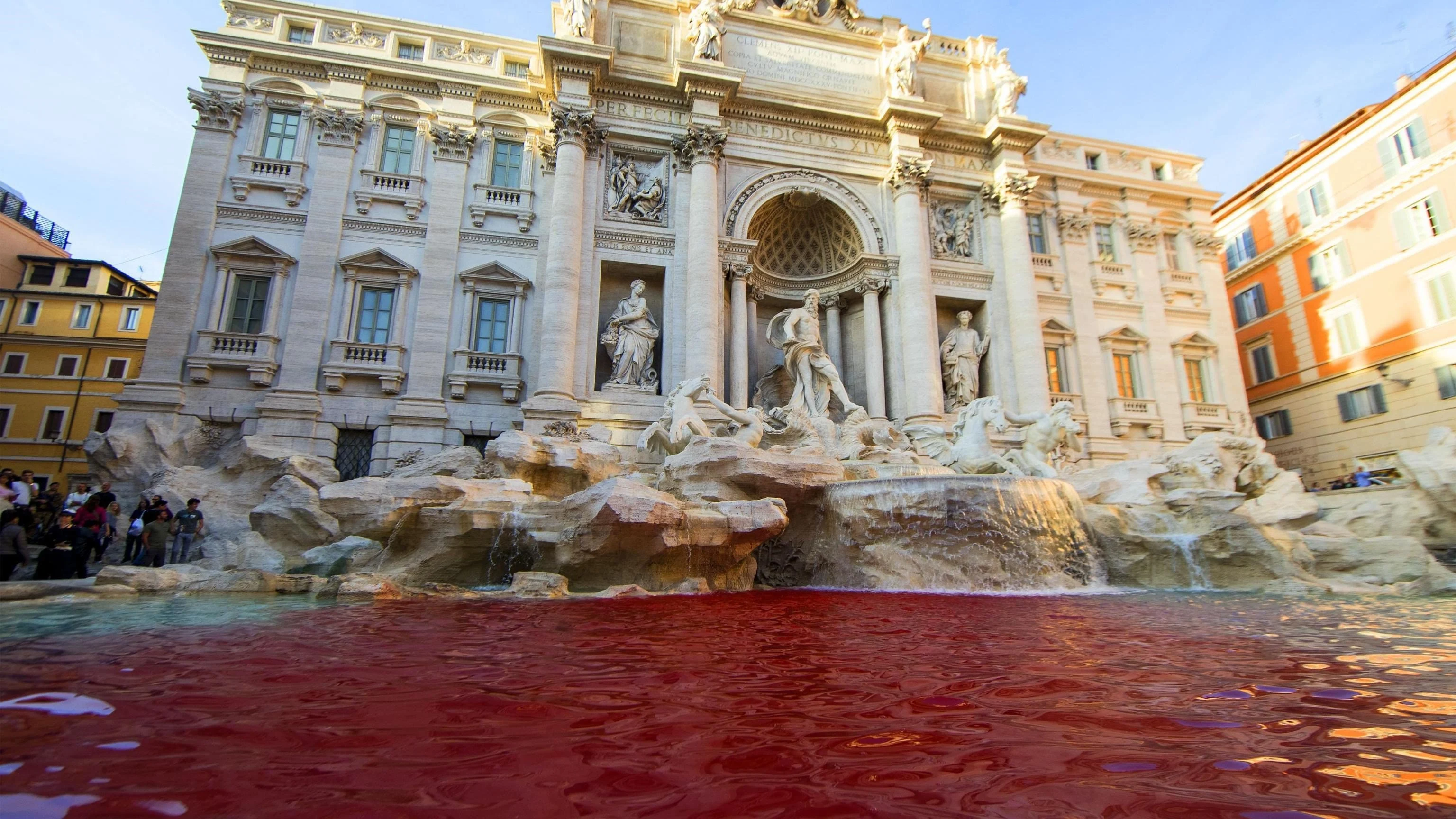 La Fontana di Trevi teñida de rojo