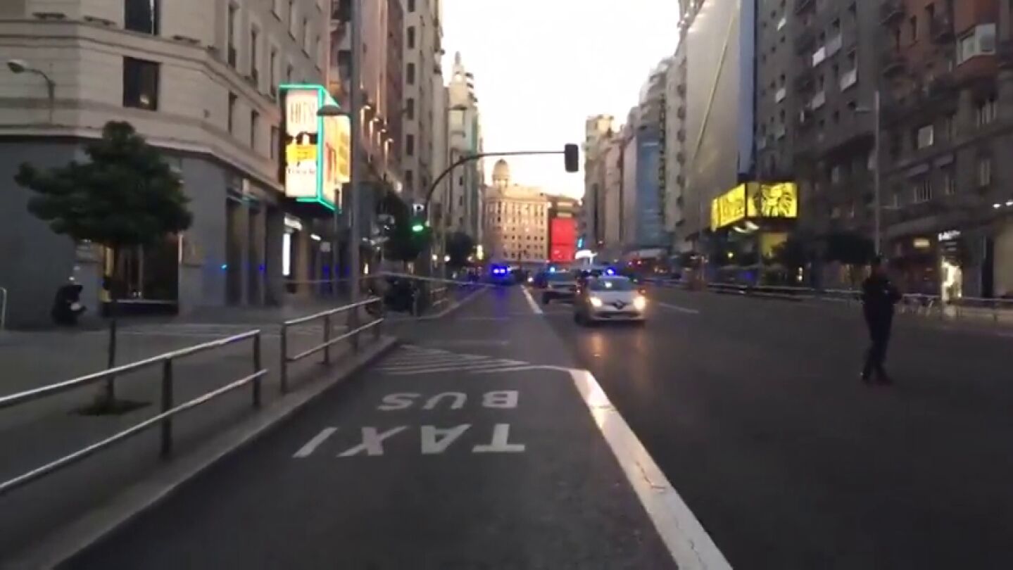 Cortada la Gran V&iacute;a de Madrid por un coche abandonado en mitad de la calzada