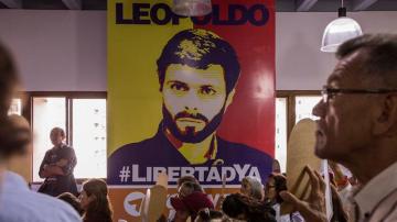 Un grupo de personas con afiches alusivos a leopoldo López y Antonio Ledezma asisten a una rueda de prensa