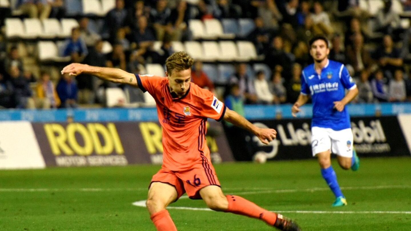 Canales pasa el bal&oacute;n en un partido con la Real Sociedad