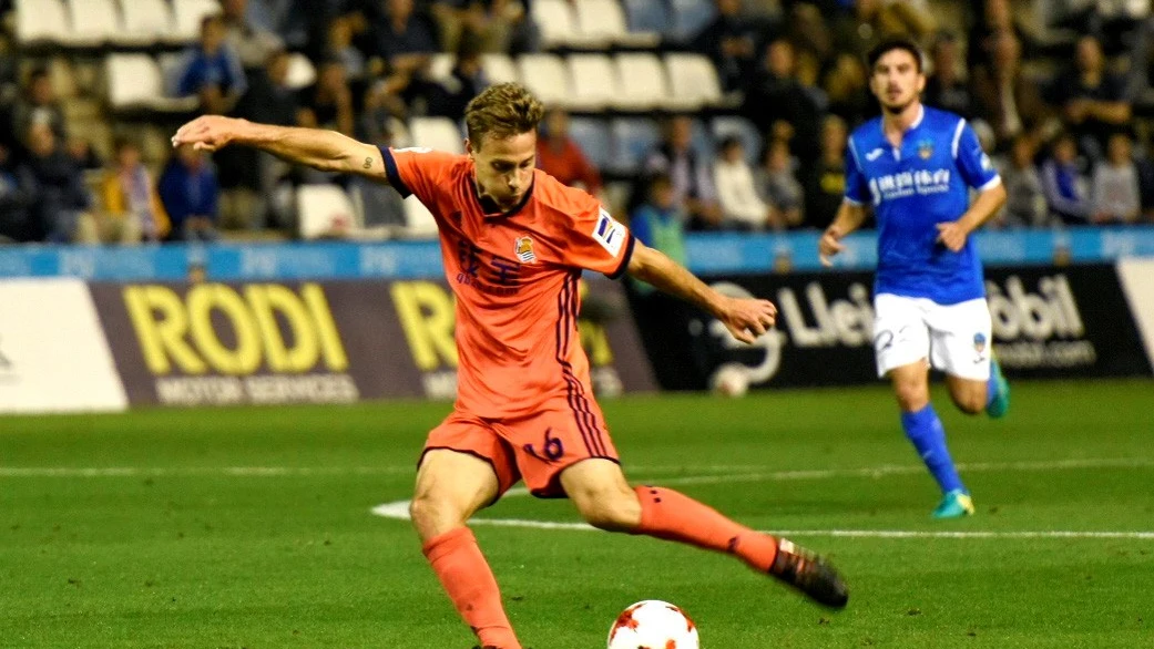 Canales pasa el balón en un partido con la Real Sociedad