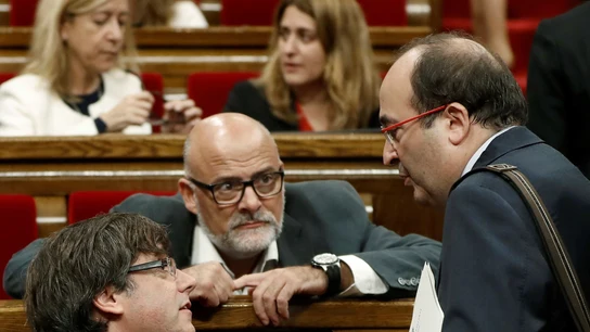 Carles Puigdemont y Miquel Iceta, en el Parlament catalán Carles Puigdemont y Miquel Iceta, en el Parlament catalán
