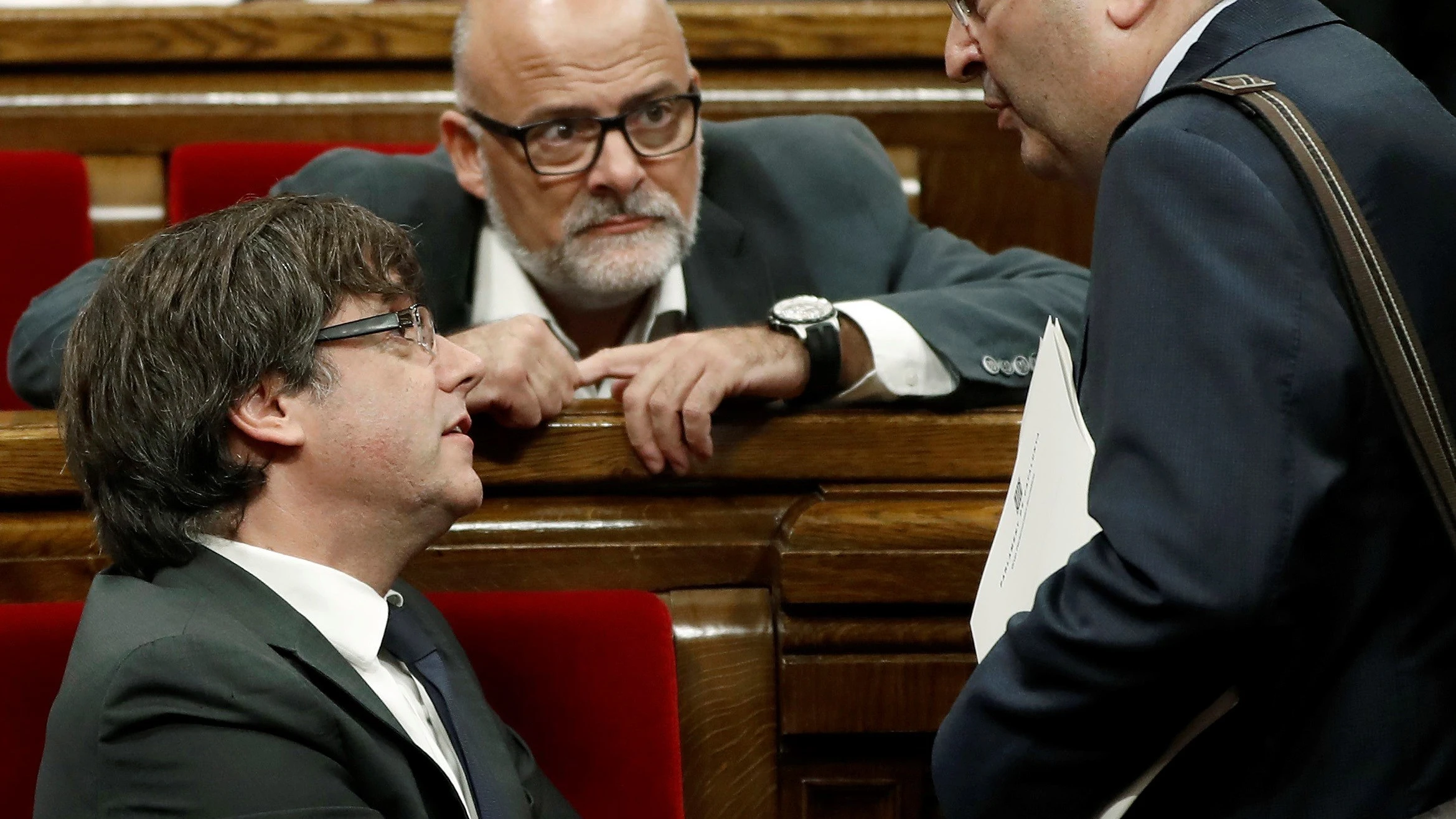 Carles Puigdemont y Miquel Iceta, en el Parlament catalán