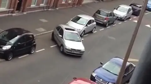 La peor forma de aparcar es esta sin duda La peor forma de aparcar es esta sin duda