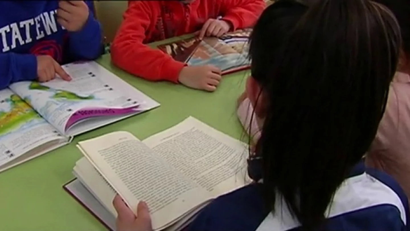 Varios alumnos leyendo Varios alumnos leyendo