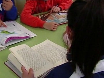 Varios alumnos leyendo Varios alumnos leyendo