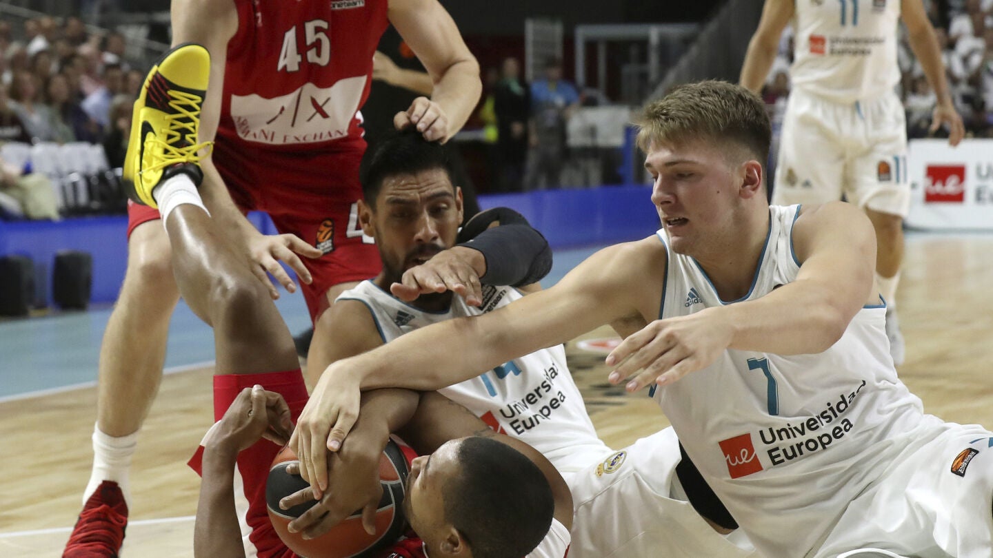 Luka Doncic pelea por el bal&oacute;n en un partido del Real Madrid