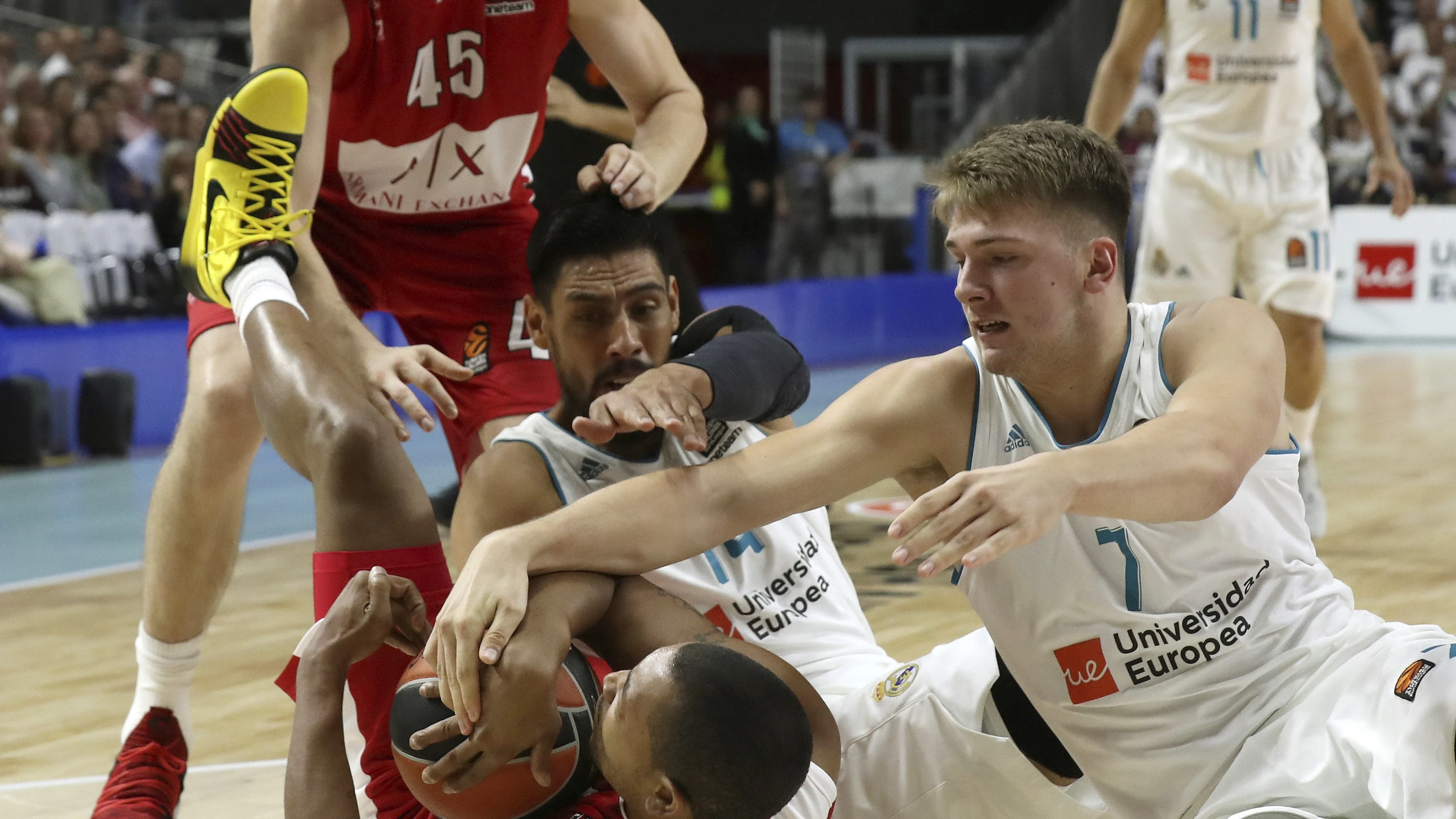 Luka Doncic pelea por el balón en un partido del Real Madrid