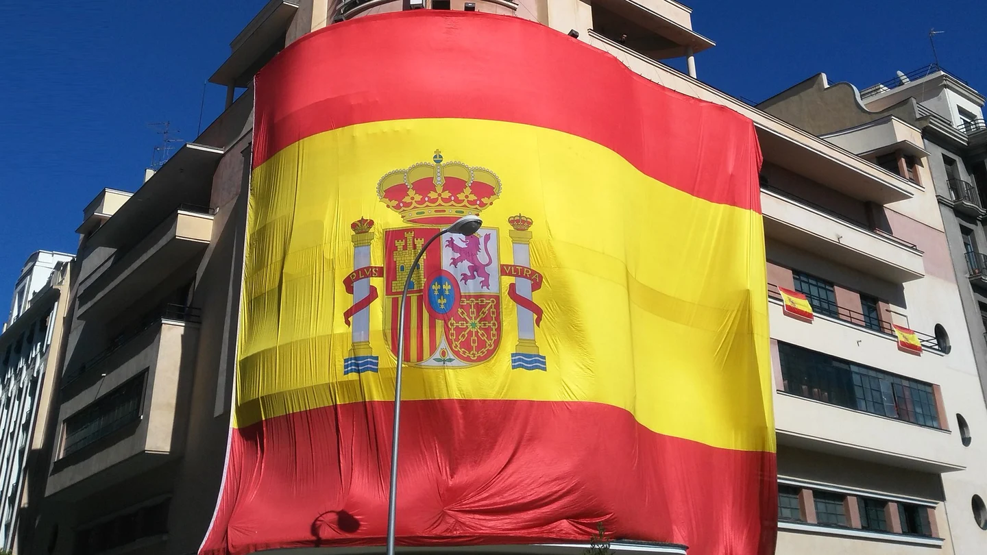 Bandera de España en la fachada de Teatro Barceló Bandera de España en la fachada de Teatro Barceló