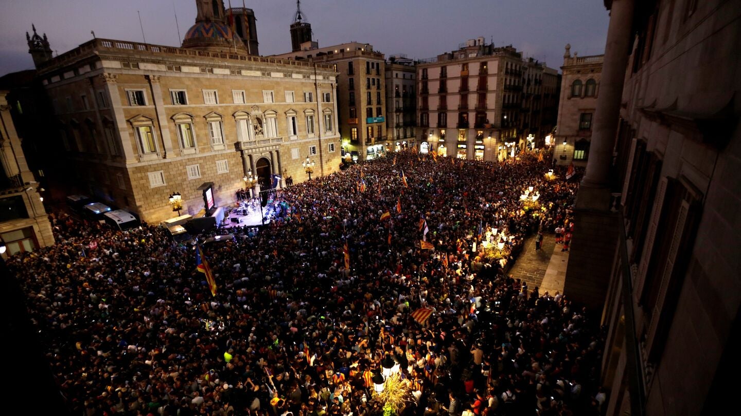 Miles de personas celebran la declaraci&oacute;n unilateral de independencia en plaza Sant Jaume de Barcelona