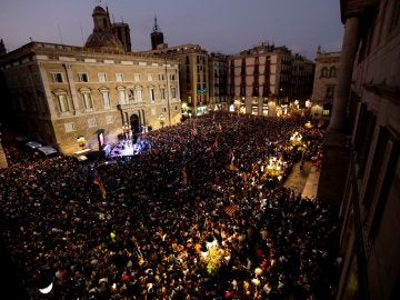 Miles de personas celebran la declaración unilateral de independencia en plaza Sant Jaume de Barcelona Miles de personas celebran la declaración unilateral de independencia en plaza Sant Jaume de Barcelona