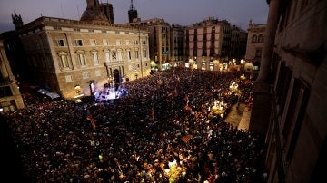 Miles de personas celebran la declaración unilateral de independencia en plaza Sant Jaume de Barcelona