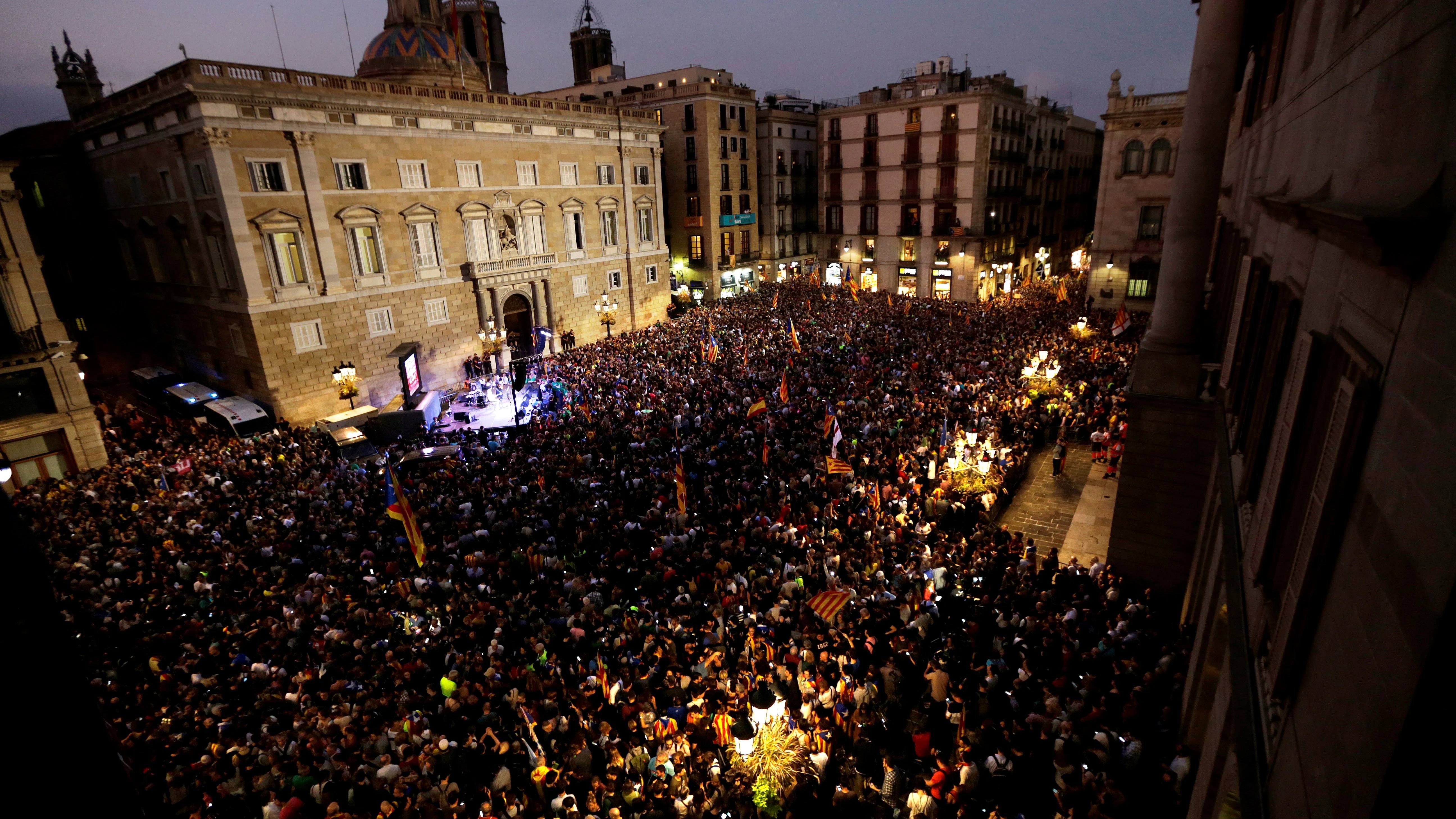 Miles de personas celebran la declaración unilateral de independencia en plaza Sant Jaume de Barcelona