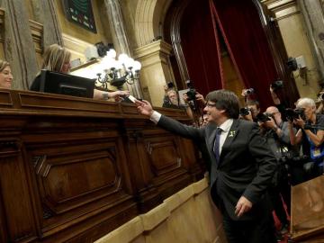 Carles Puigdemont entrega su voto a la Mesa del Parlament Carles Puigdemont entrega su voto a la Mesa del Parlament