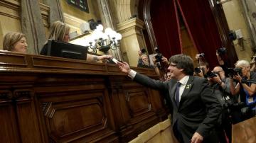 Carles Puigdemont entrega su voto a la Mesa del Parlament